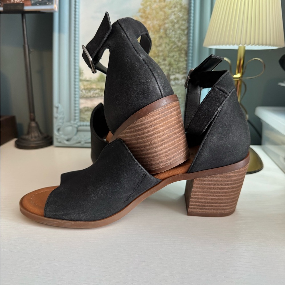 Lucky Brand black navy Open-Toe Sandals w ankle buckle. Comfortable & versatile. - Picture 3 of 8